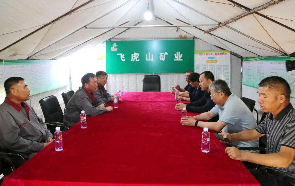 闫冰深入呼源镇及重点企业走访调研